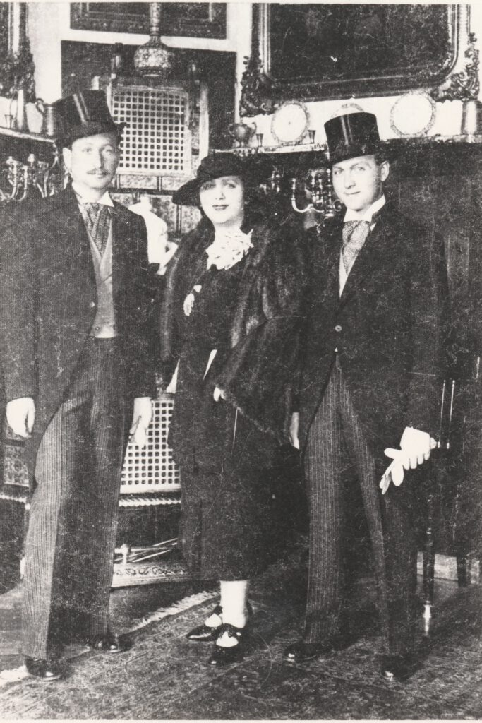 Holtzer Lóránt, Schwarz Katica és Bástyai (Holtzer) István Anna testvérük esküvőjére készülve, 1938