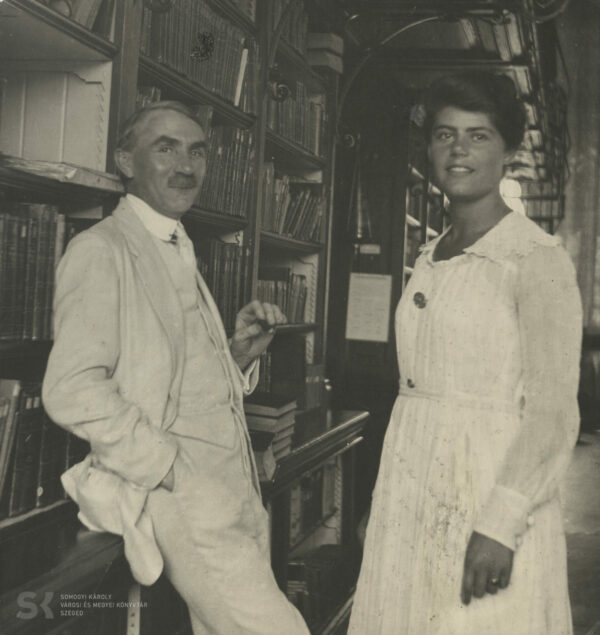 Móra Ferenc és Ágota a Somogyi-könyvtárban, 1919, Somogyi-könyvtár, helyismereti gyűjtemény