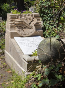 A Taussig tervezte Heller Ödön síremlék a szegedi zsidó temetőben, Papdi Balázs 2020.