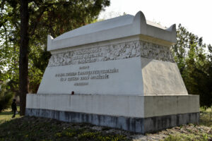 A Taussig tervezte első világháborús emlékmű a szegedi zsidó temetőben, Rómer János 2019.